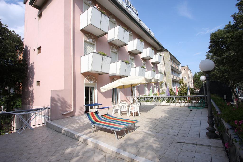 Hotel Vienna Ostenda E Ristorante Il Danubio Rimini Eksteriør billede