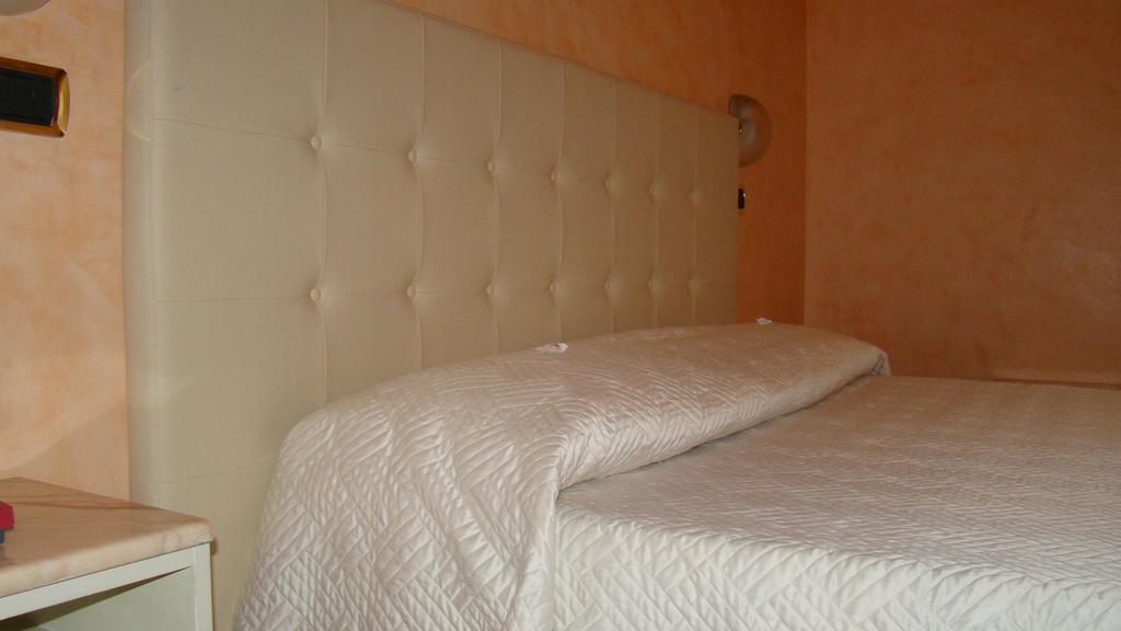Hotel Vienna Ostenda E Ristorante Il Danubio Rimini Eksteriør billede