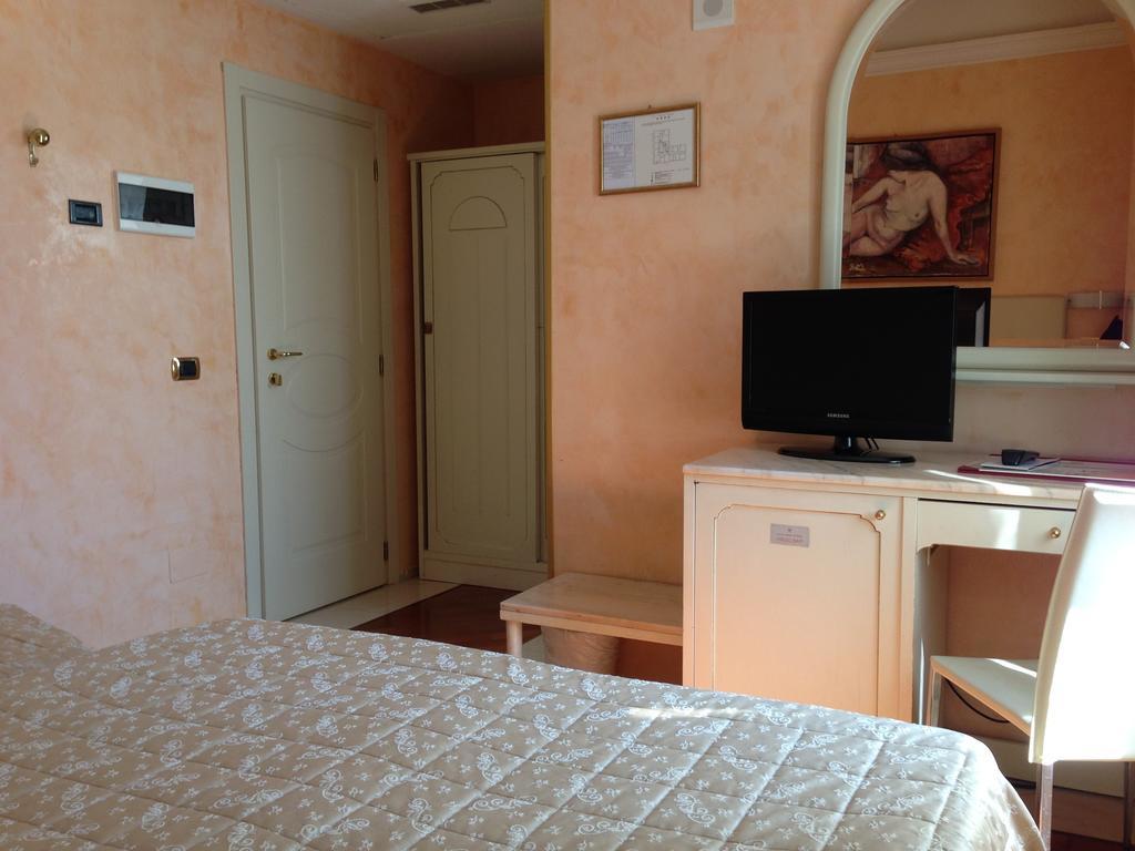 Hotel Vienna Ostenda E Ristorante Il Danubio Rimini Eksteriør billede